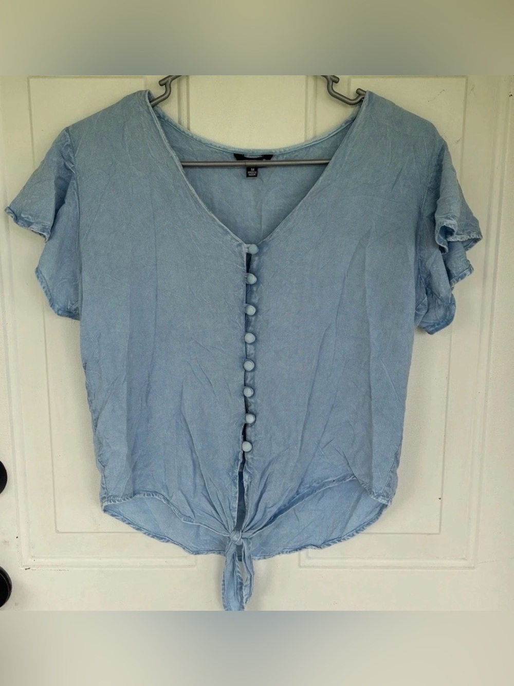 SIM & Sam Women's Blue Chambray Tie Front Flutter Sleeve Top Size Medium